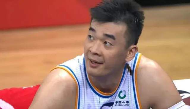 刘些宁泳装全身照